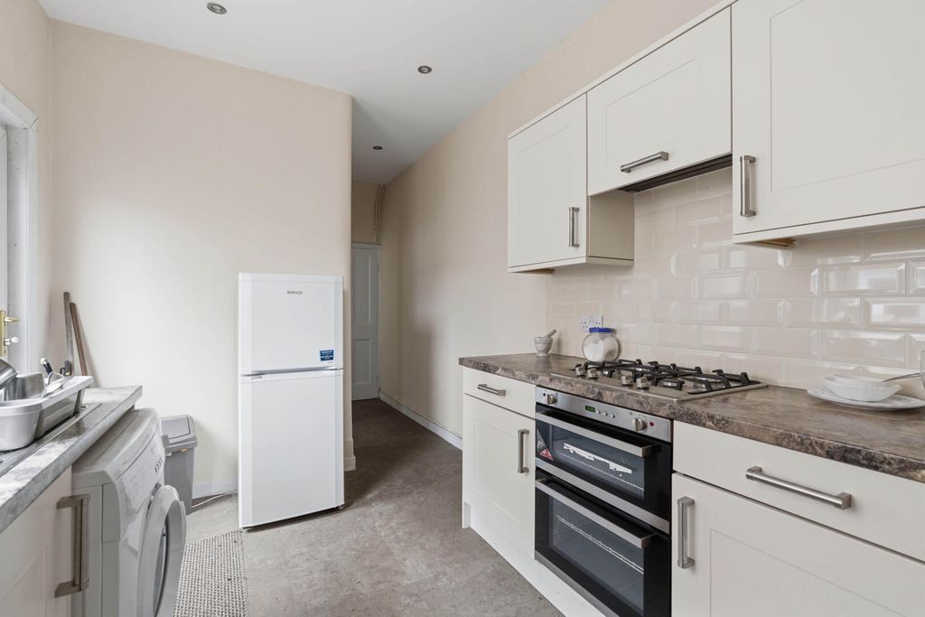 Property photo 3 of 18 Kitchen