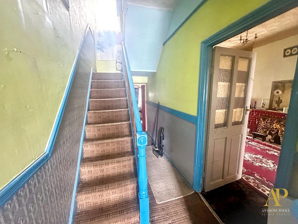 Property photo 2 of 11 Hallway