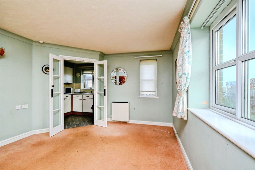 Property photo 3 of 12 Lounge