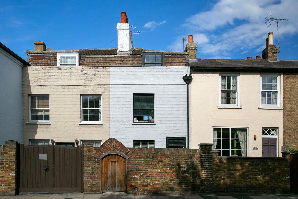 Property photo 1 of 21 Parkside, Hampton Court Road, East Molesey