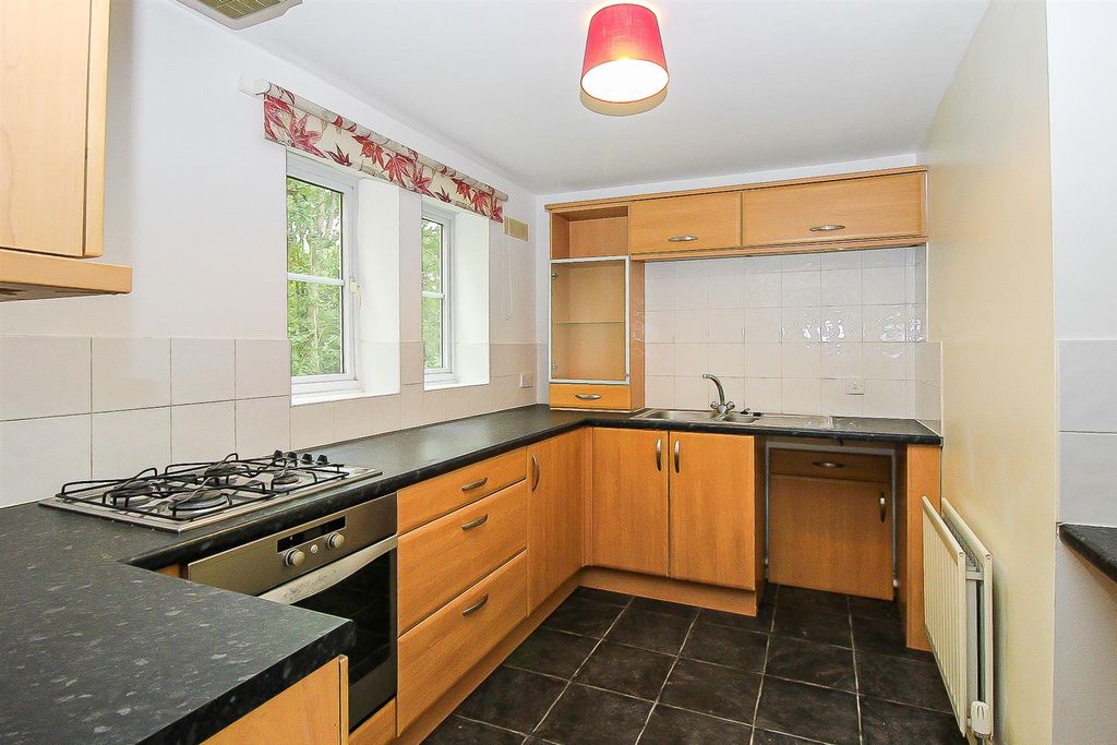Property photo 3 of 10 Kitchen