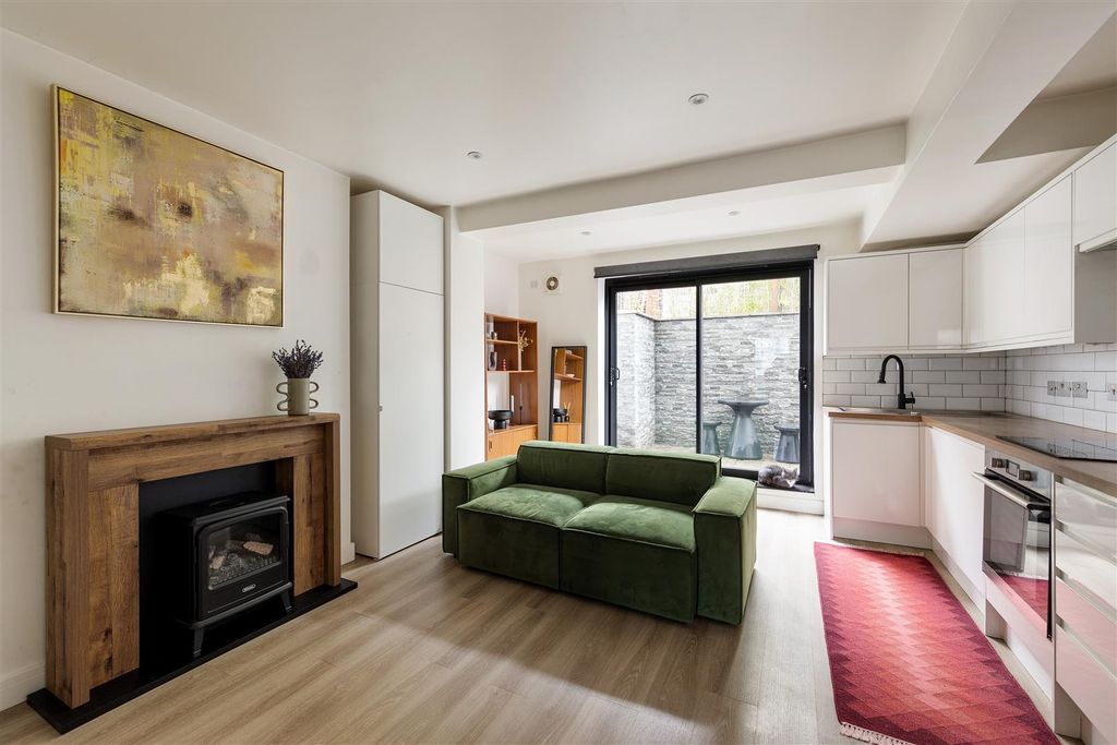 Property photo 1 of 16 High Road, E10