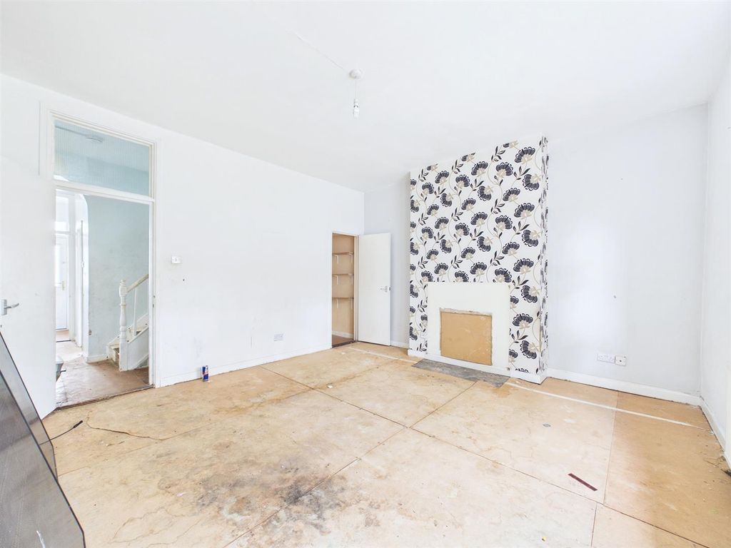 Property photo 2 of 11 Three Bedroom Period End Terrace - 3.Jpg
