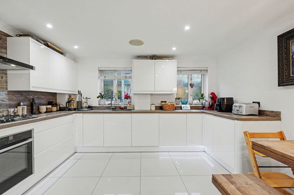 Property photo 3 of 49