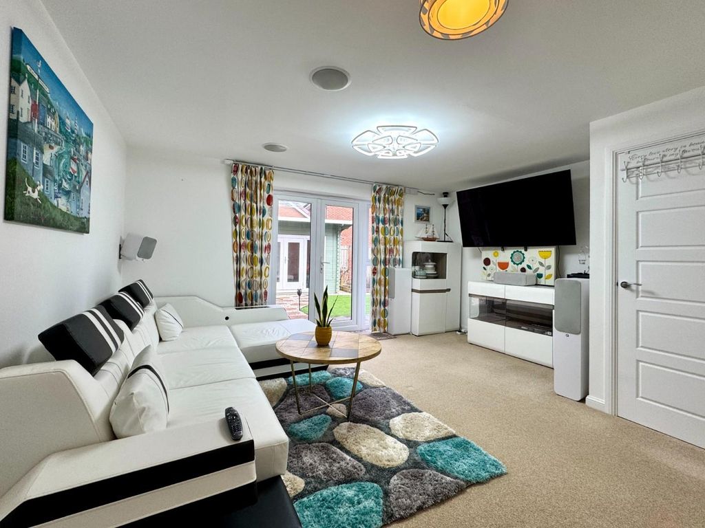 Property photo 3 of 20 Lounge