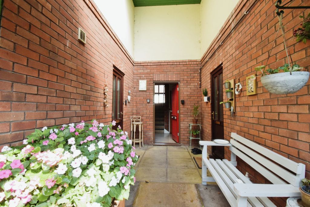 Property photo 3 of 15 Entrance Hallway