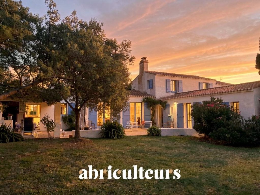 Property photo 1 of 21 Family House With Beautiful Spaces For Sale In Noirmoutier-En-l’Île (85330)