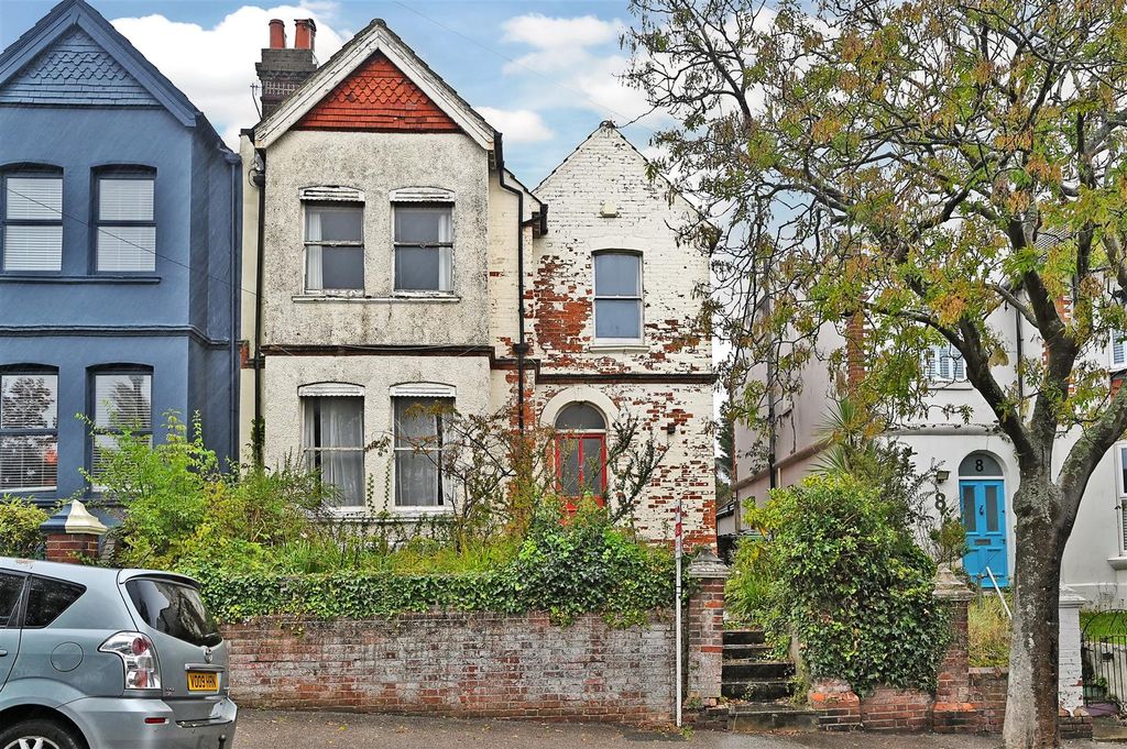 Property photo 1 of 15 10 Clinton Cres Tn38 (1).Jpg