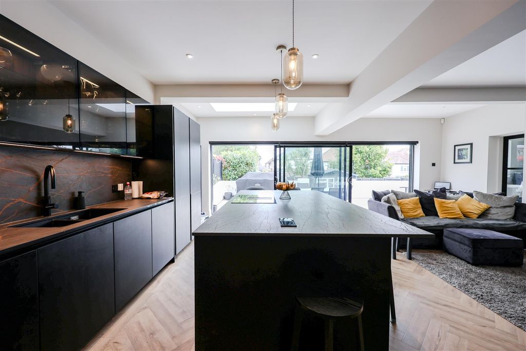 Property photo 2 of 27