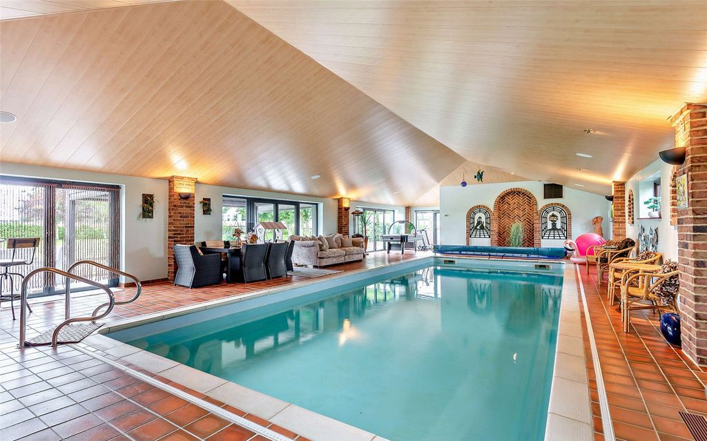 Property photo 2 of 28 Swimming Pool