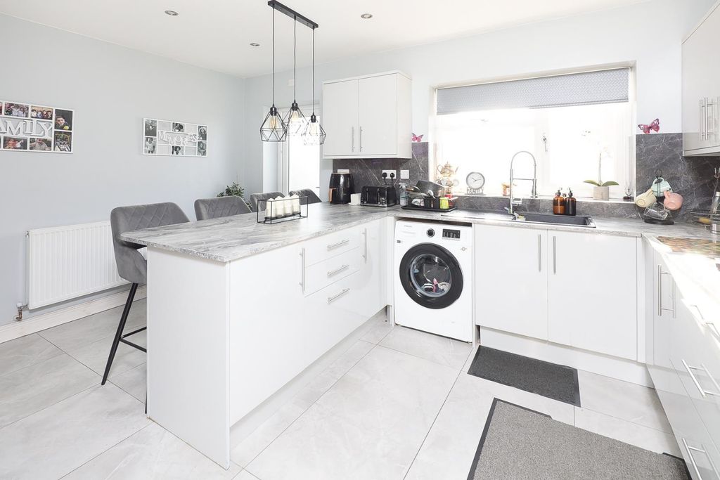 Property photo 3 of 14 Kitchen Diner
