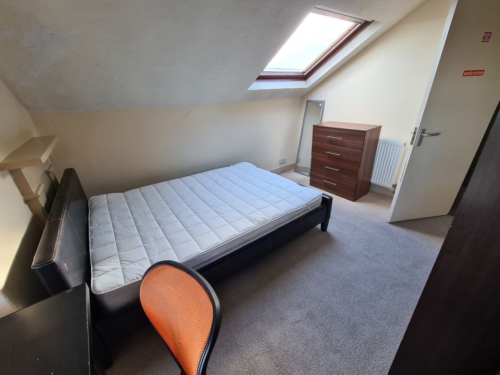 Property photo 2 of 18 Bright And Cozy Double Bedroom Featuring A Comfort...