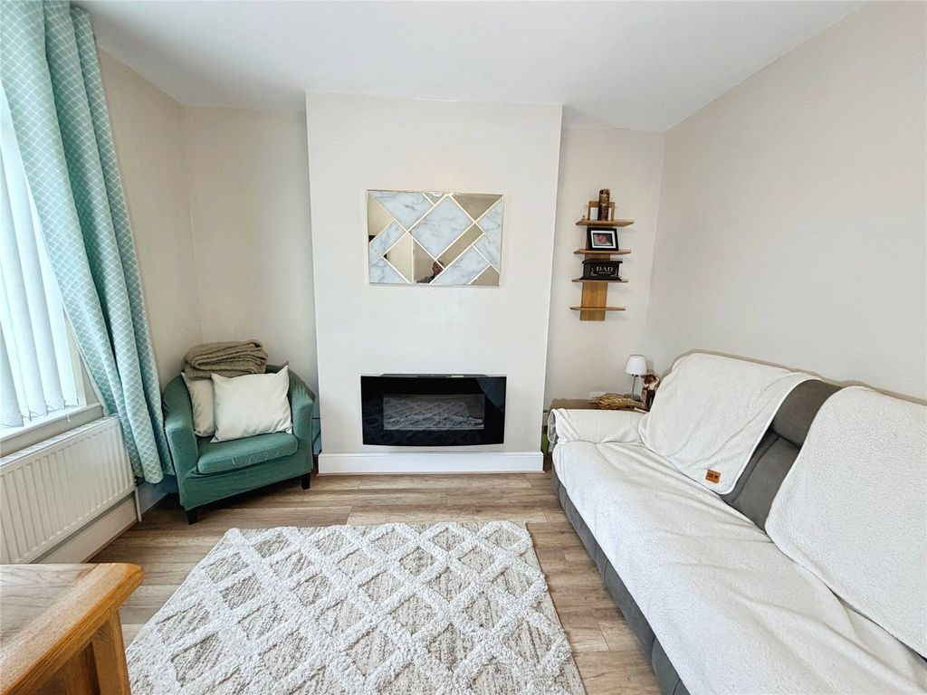 Property photo 3 of 15 Lounge