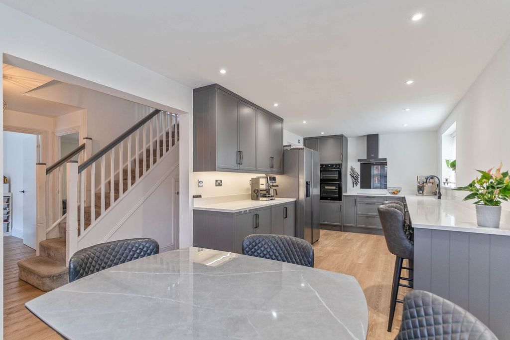 Property photo 1 of 32