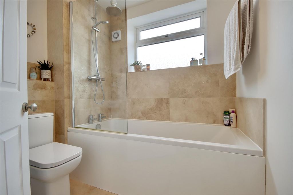 Property photo 3 of 16 2EE2C195-9040-4536-9Aae-D6761E3A1174_1_201_A.Jpeg