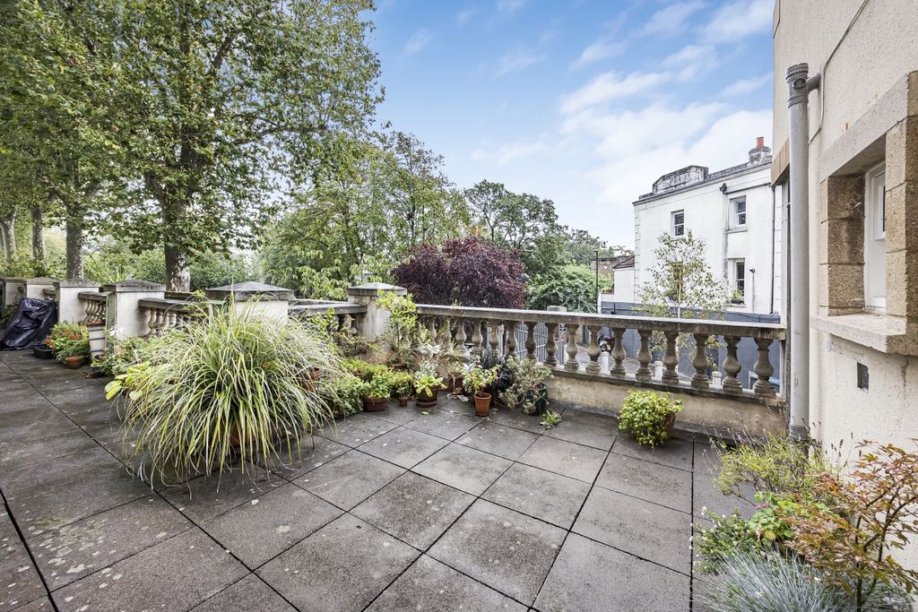 Property photo 3 of 13 St Pauls Court Ya...