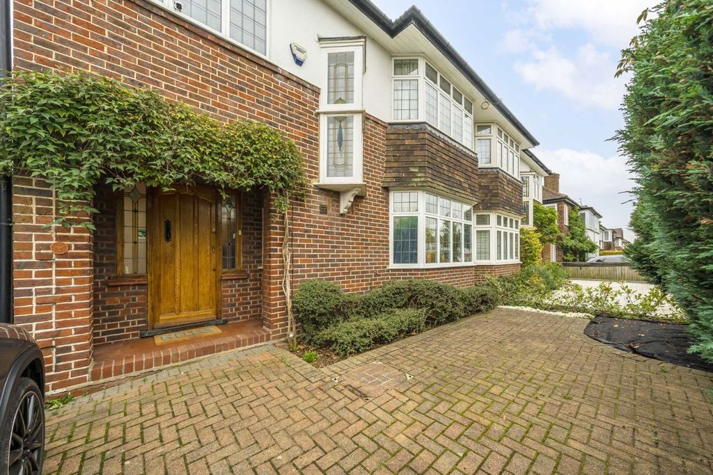 Property photo 1 of 8