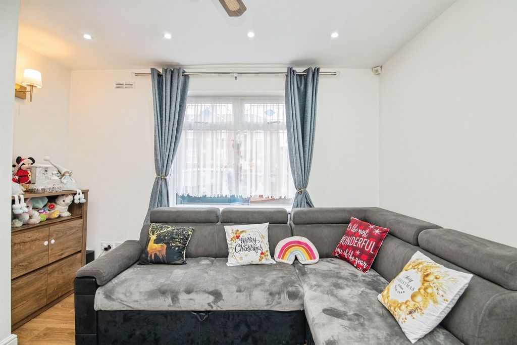 Property photo 3 of 18