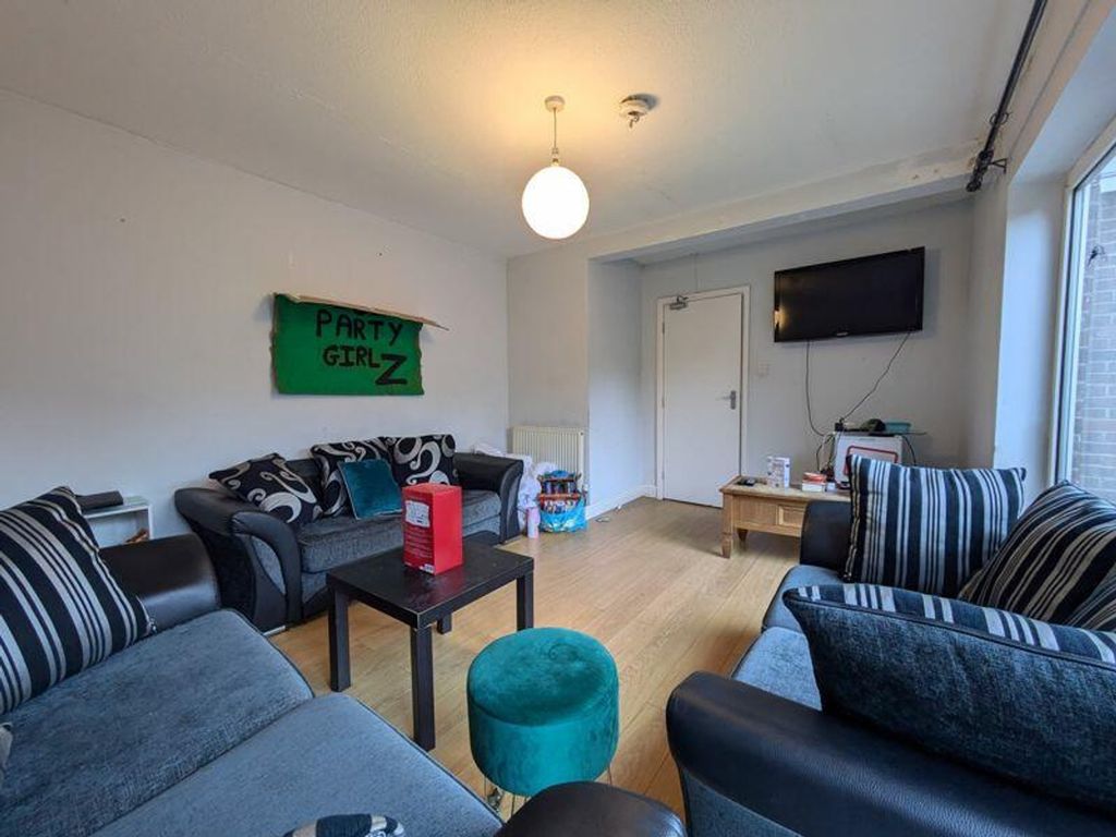 Property photo 1 of 14 A Spacious And Inviting Large Modern Living Room P...