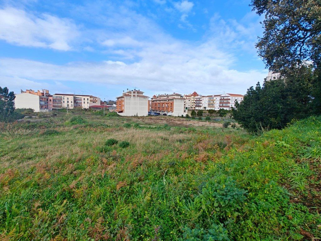 Property photo 1 of 18 4000m2 Plot Of Land In The Center Of Caldas Da Rainha