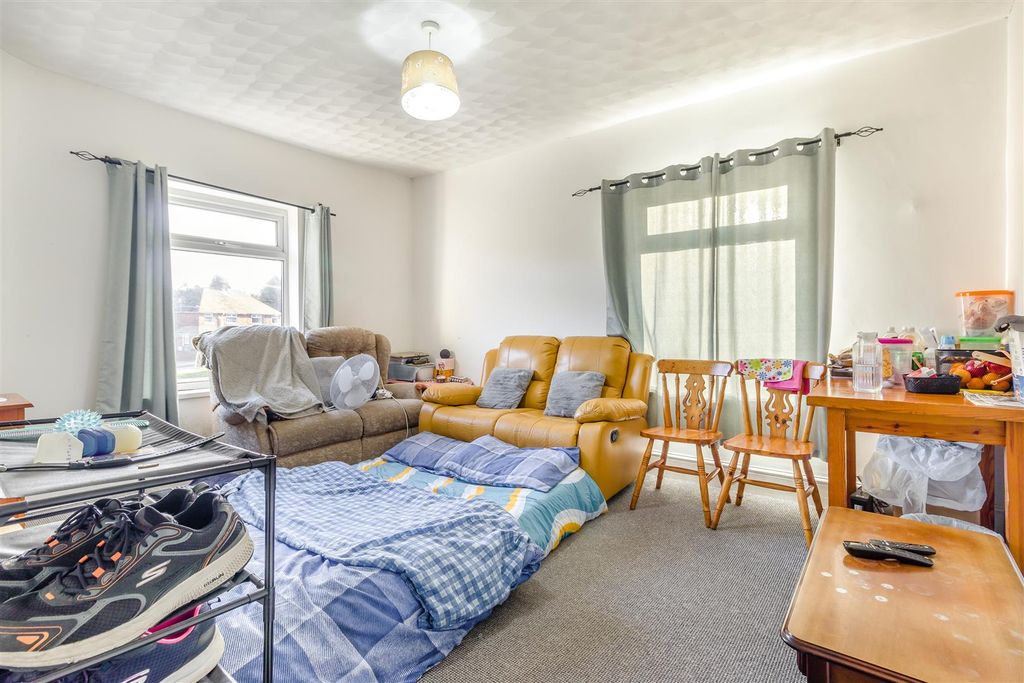 Property photo 2 of 10 8671520-Interior07.Jpg