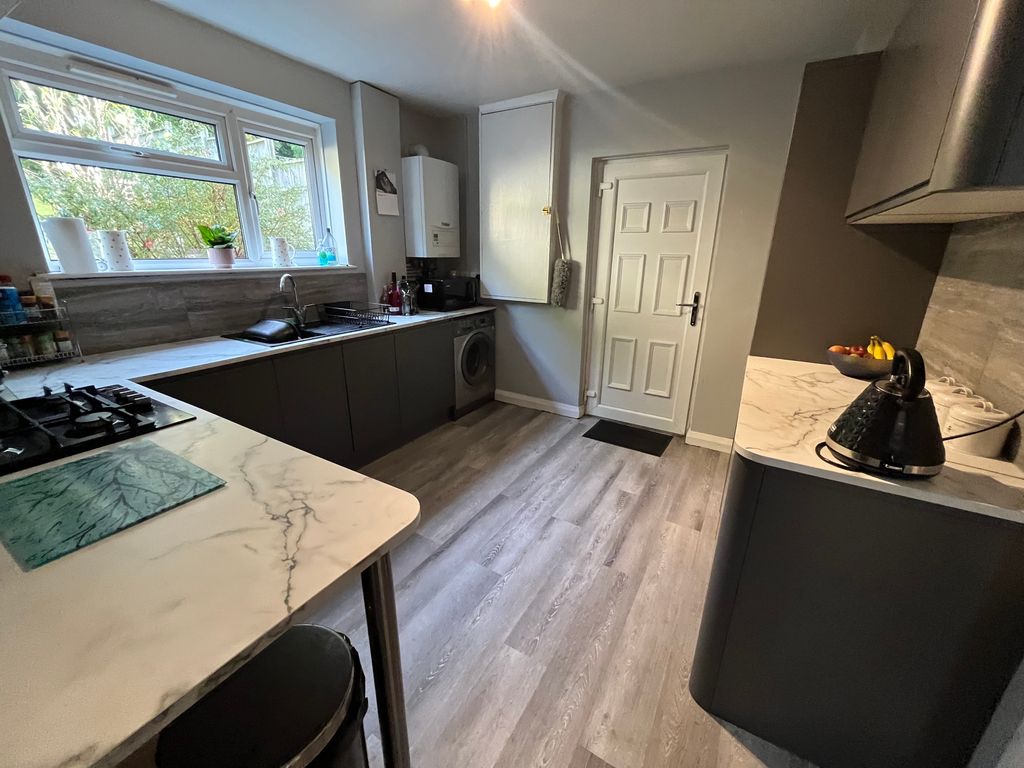Property photo 3 of 17 Kitchen