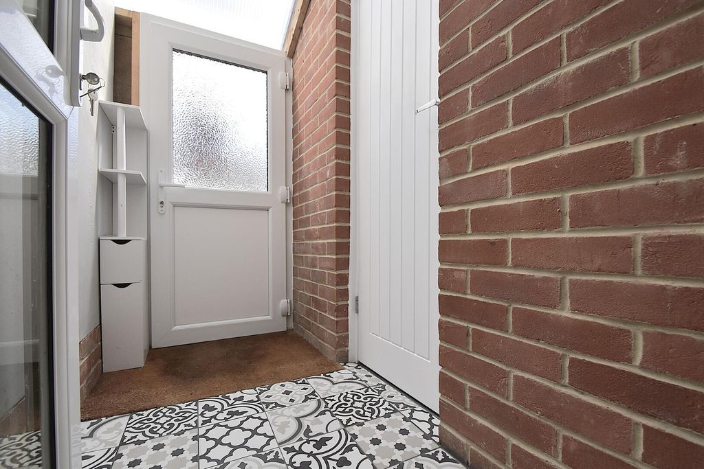 Property photo 2 of 11 Cloakroom