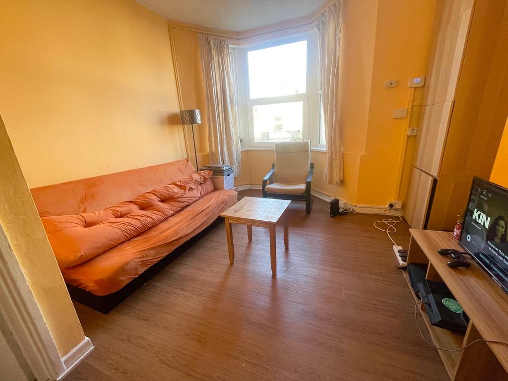 Property photo 1 of 5 Living Room