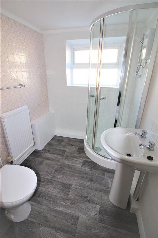 Property photo 2 of 7 Bathroom