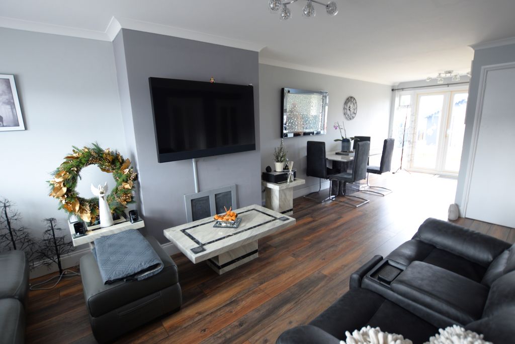 Property photo 2 of 17 Living Room