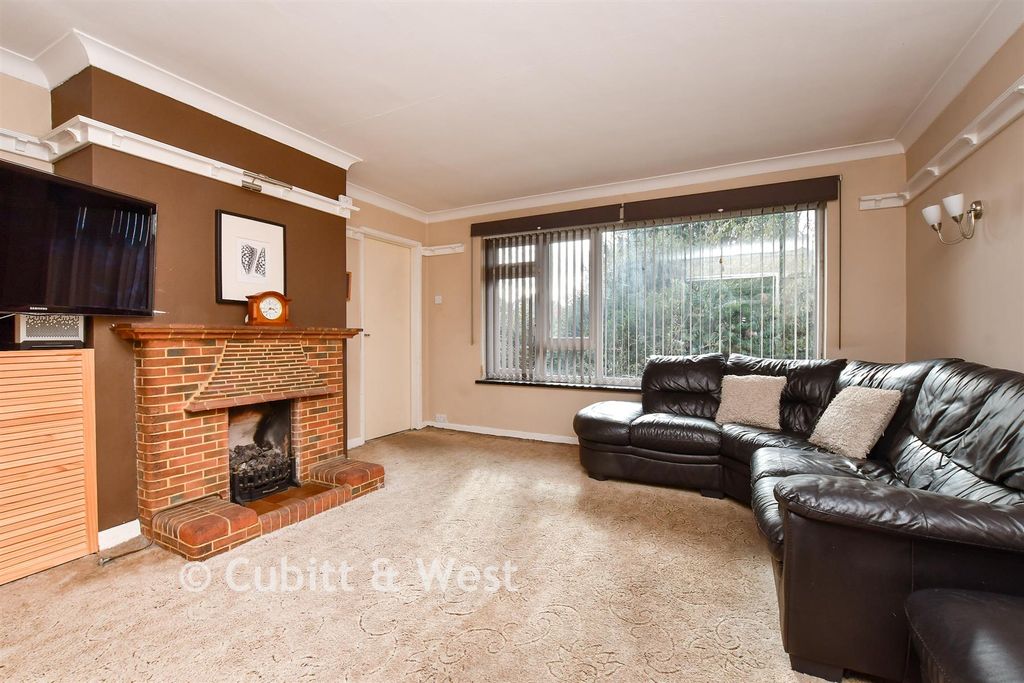 Property photo 3 of 16 Lounge