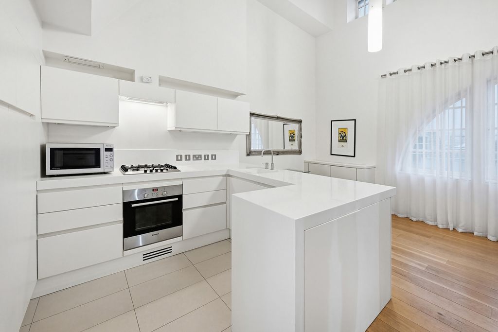 Property photo 2 of 9 Flat 4, 20 Swallo...