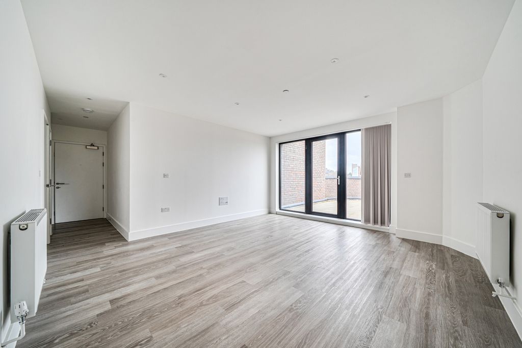 Property photo 2 of 14 -69B27c2186d61-l-...