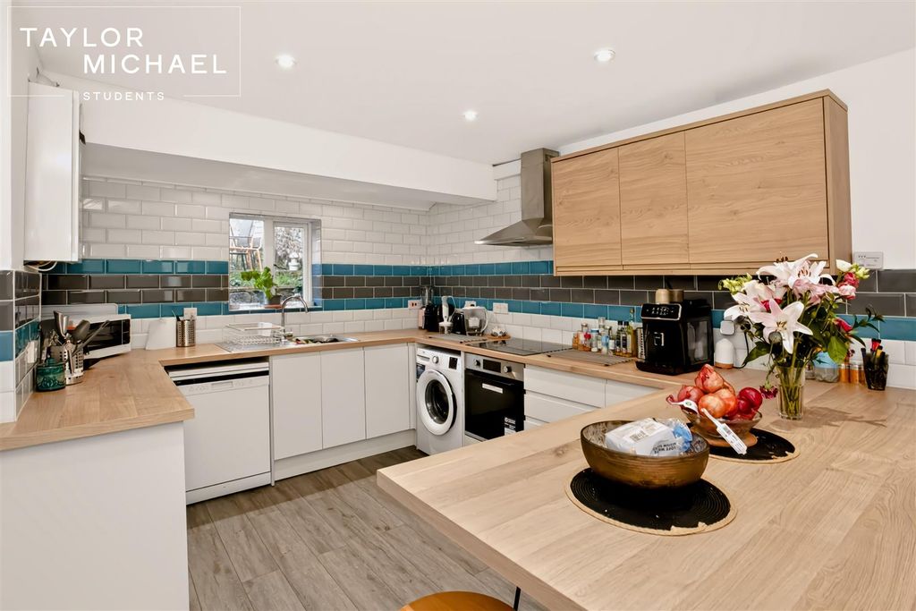 Property photo 3 of 25 Kitchen