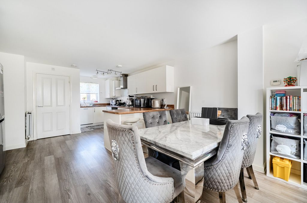 Property photo 2 of 17 1448001-11-69E9F4...