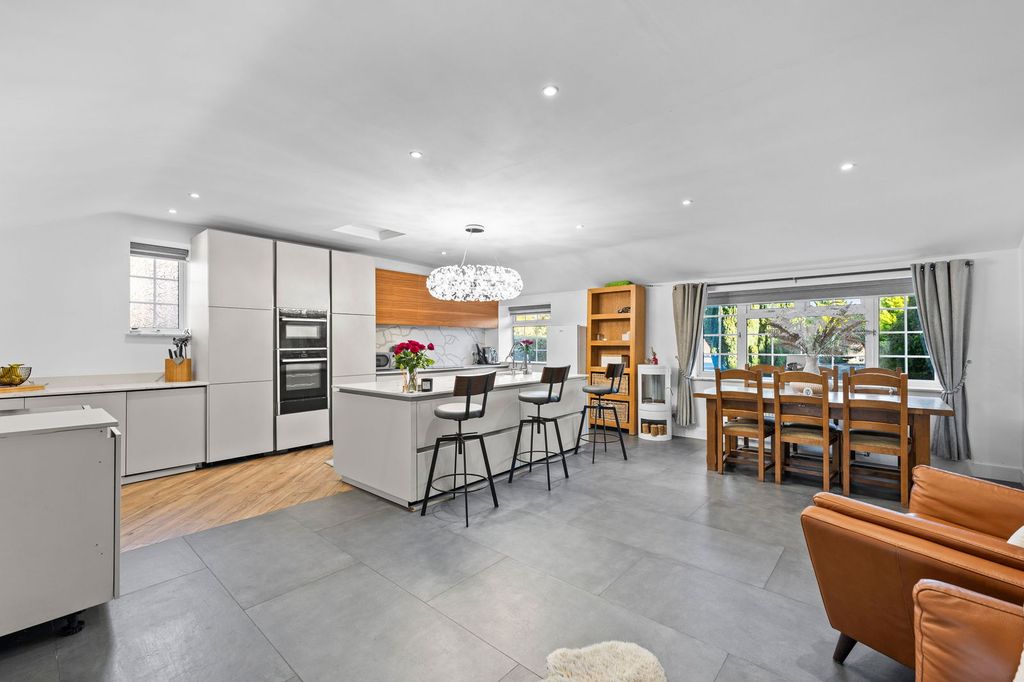 Property photo 3 of 49