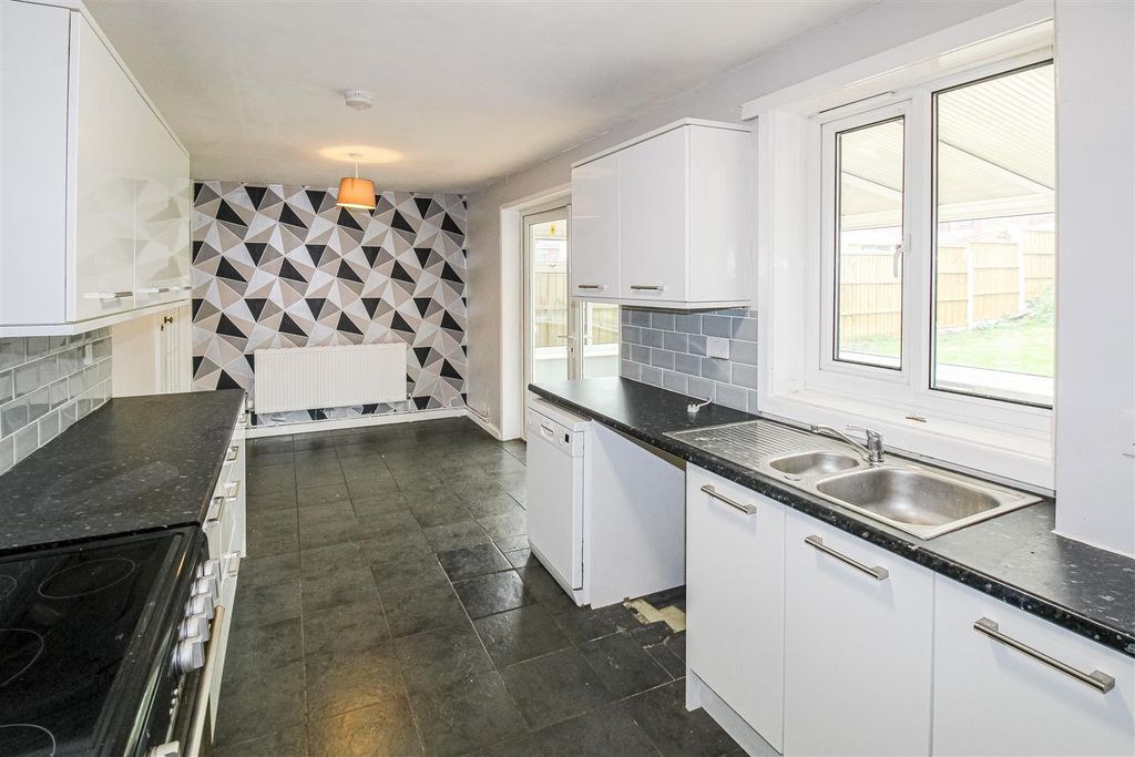 Property photo 3 of 9 Kitchen