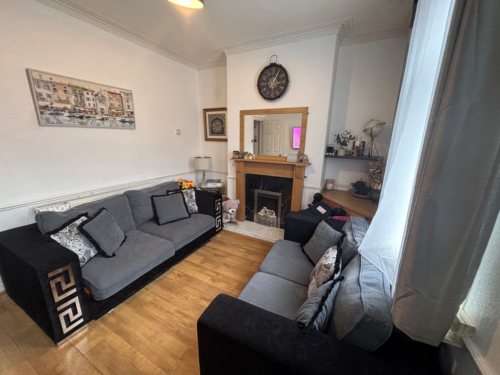 Property photo 3 of 12 Lounge