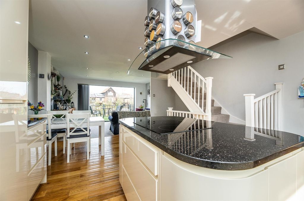 Property photo 3 of 25