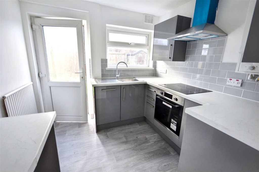 Property photo 3 of 12 Kitchen