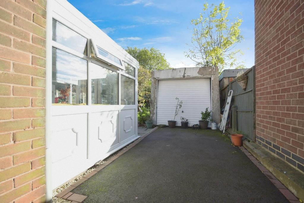 Property photo 2 of 19 Garage.Jpg