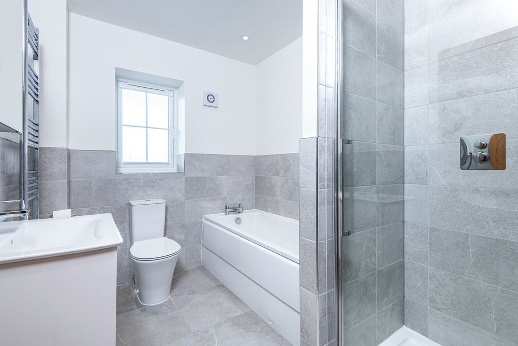 Property photo 3 of 19 Family Bathroom