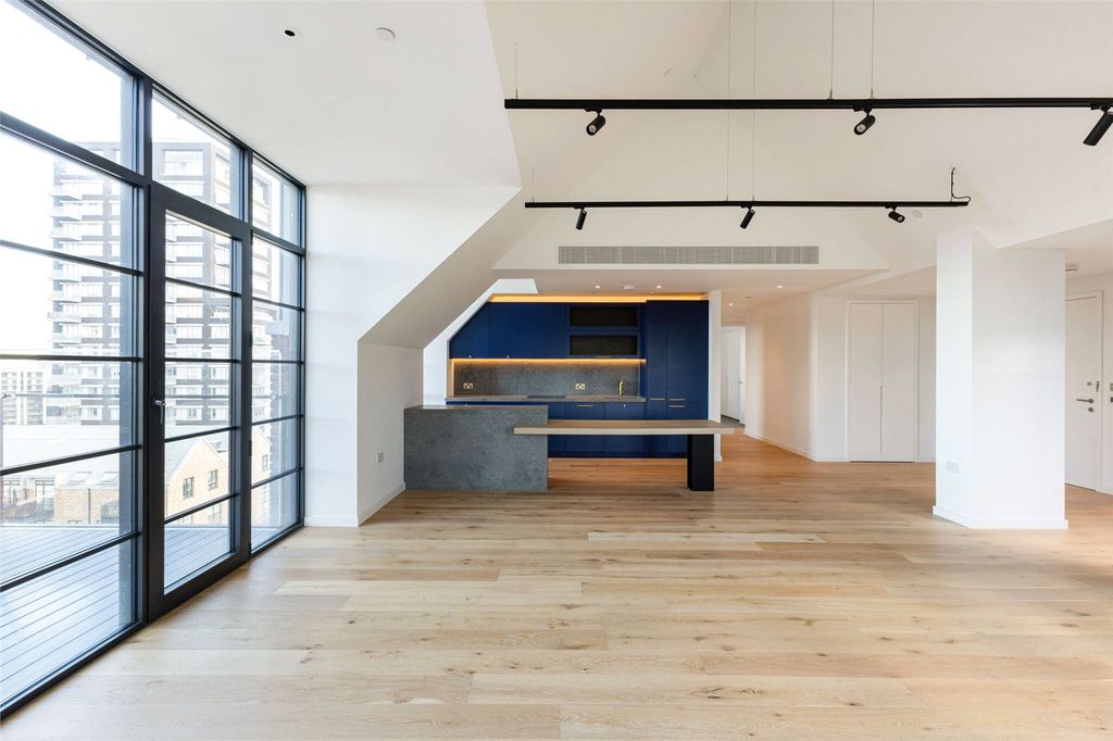 Property photo 3 of 21 Living Room