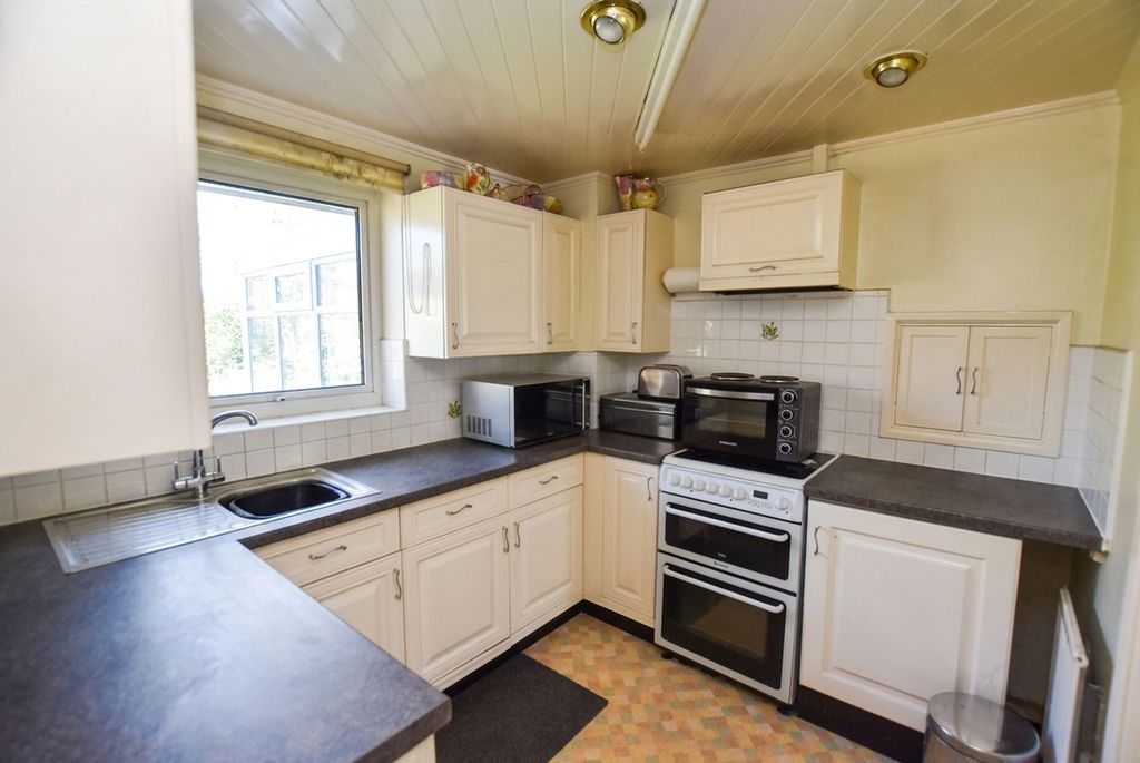 Property photo 3 of 12 Kitchen