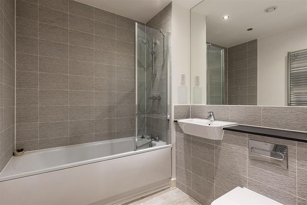 Property photo 3 of 27 Champness Close, E17