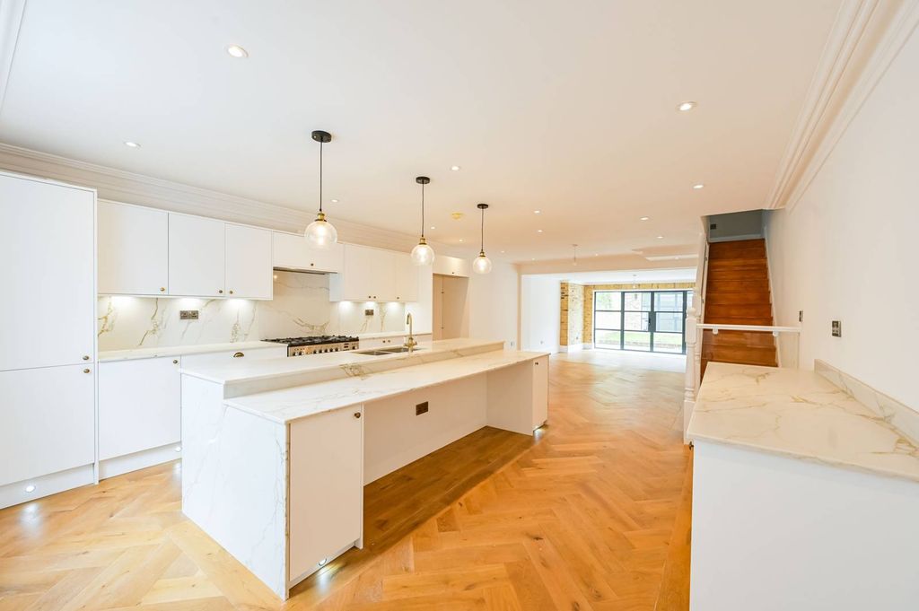 Property photo 1 of 30