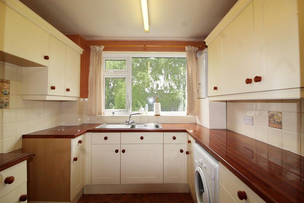 Property photo 3 of 7 Kitchen E.Jpg