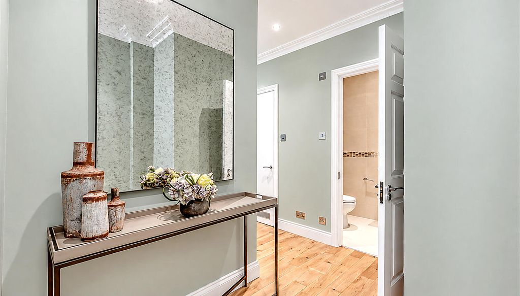 Property photo 2 of 7 Cloakroom