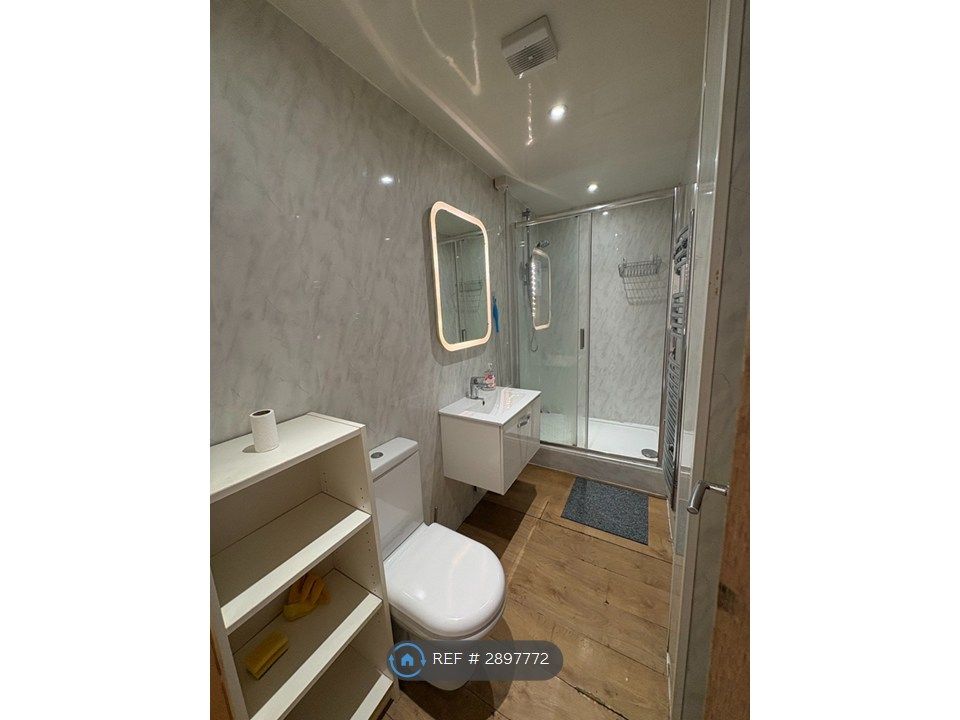 Property photo 1 of 9 En-Suite Shower Room