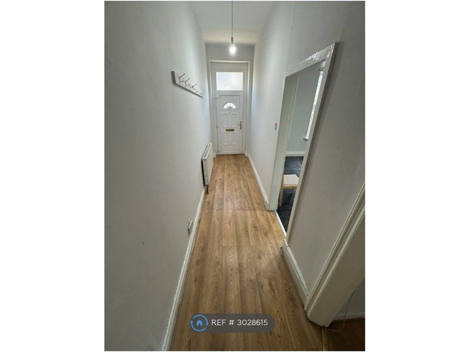 Property photo 2 of 8 Hallway